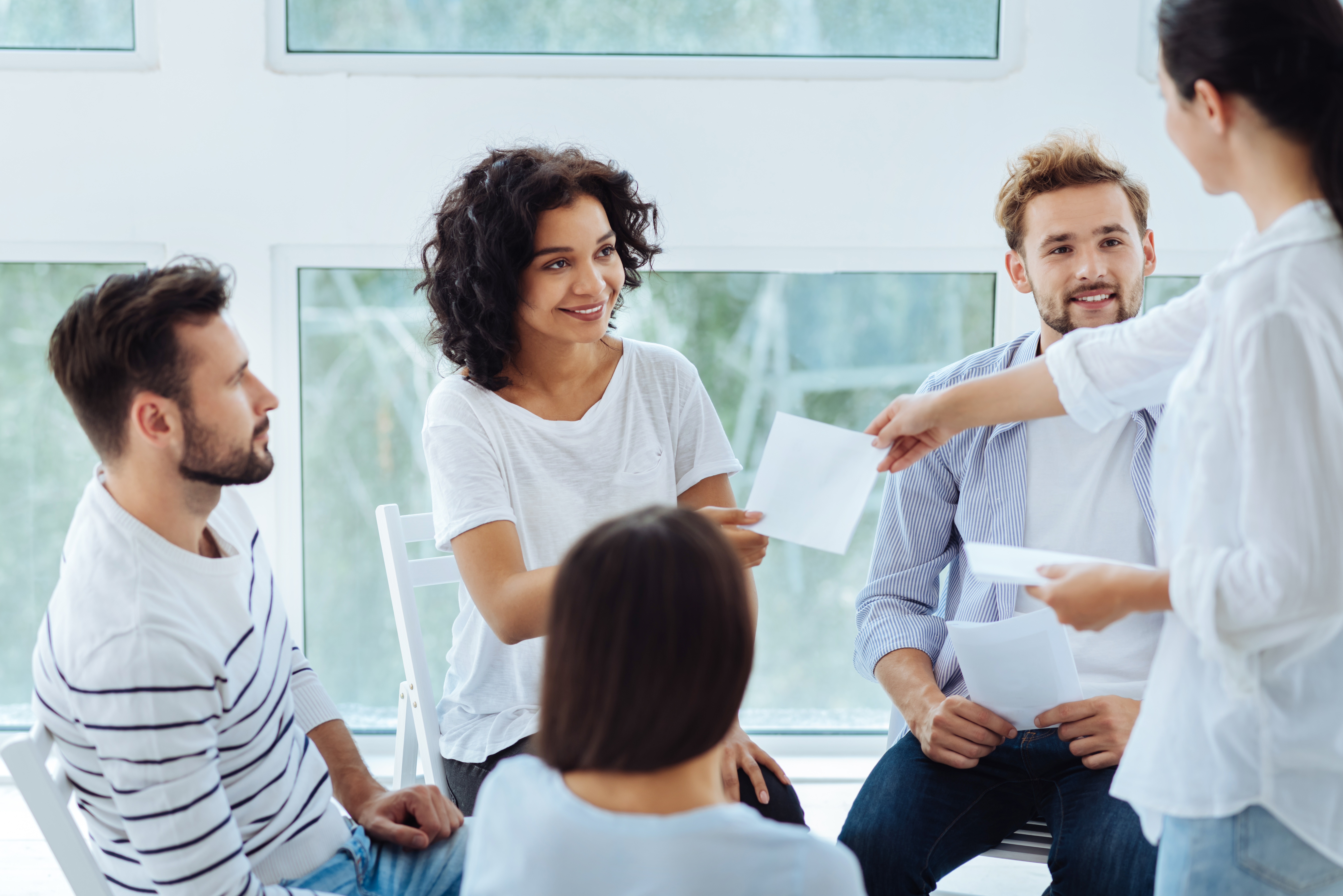 Des professionnels assis en rond discutent