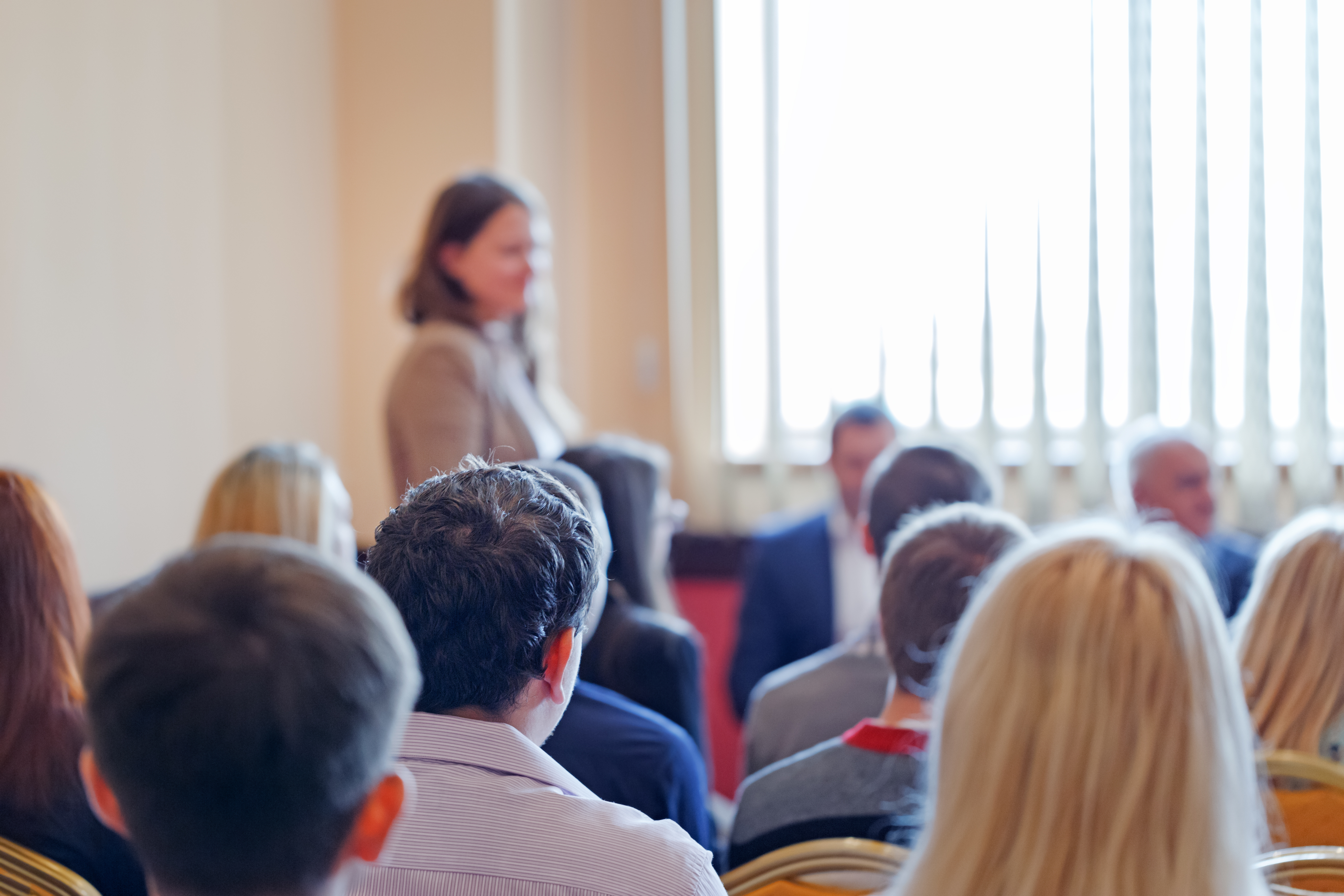 Conférence animée par une femme