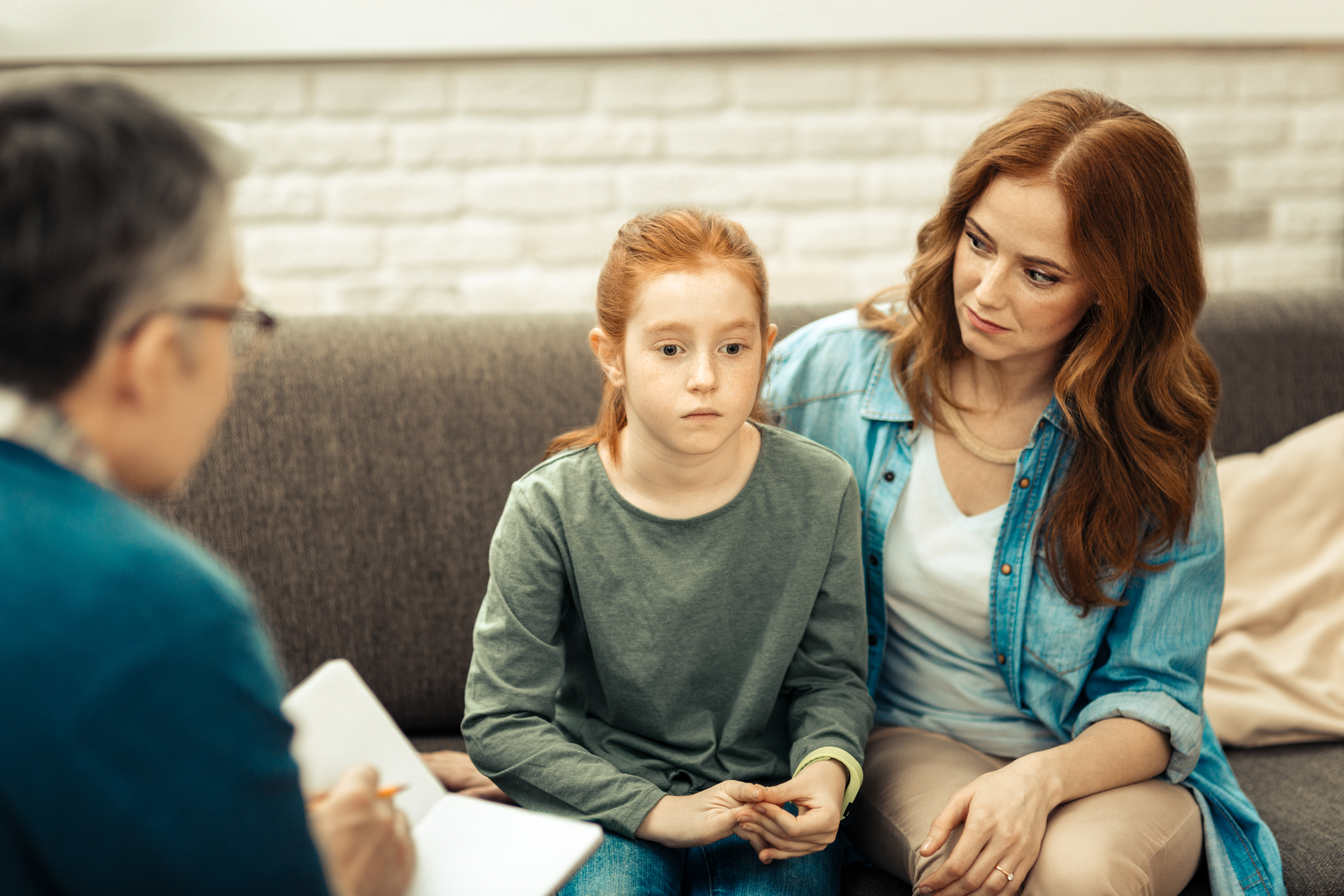 Une mere et sa fille reçues par un psychologue