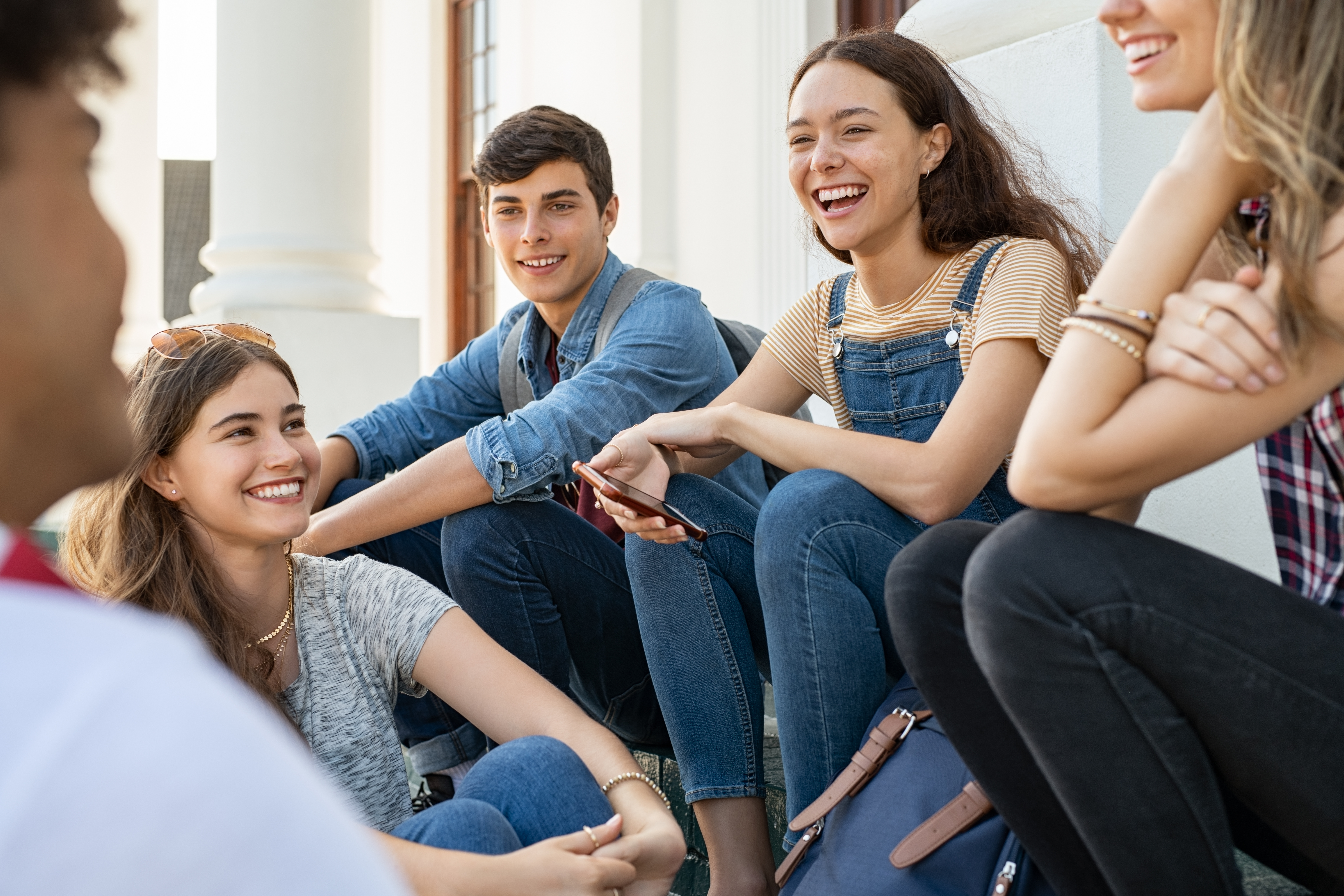 Groupe d'adolescents qui discutent