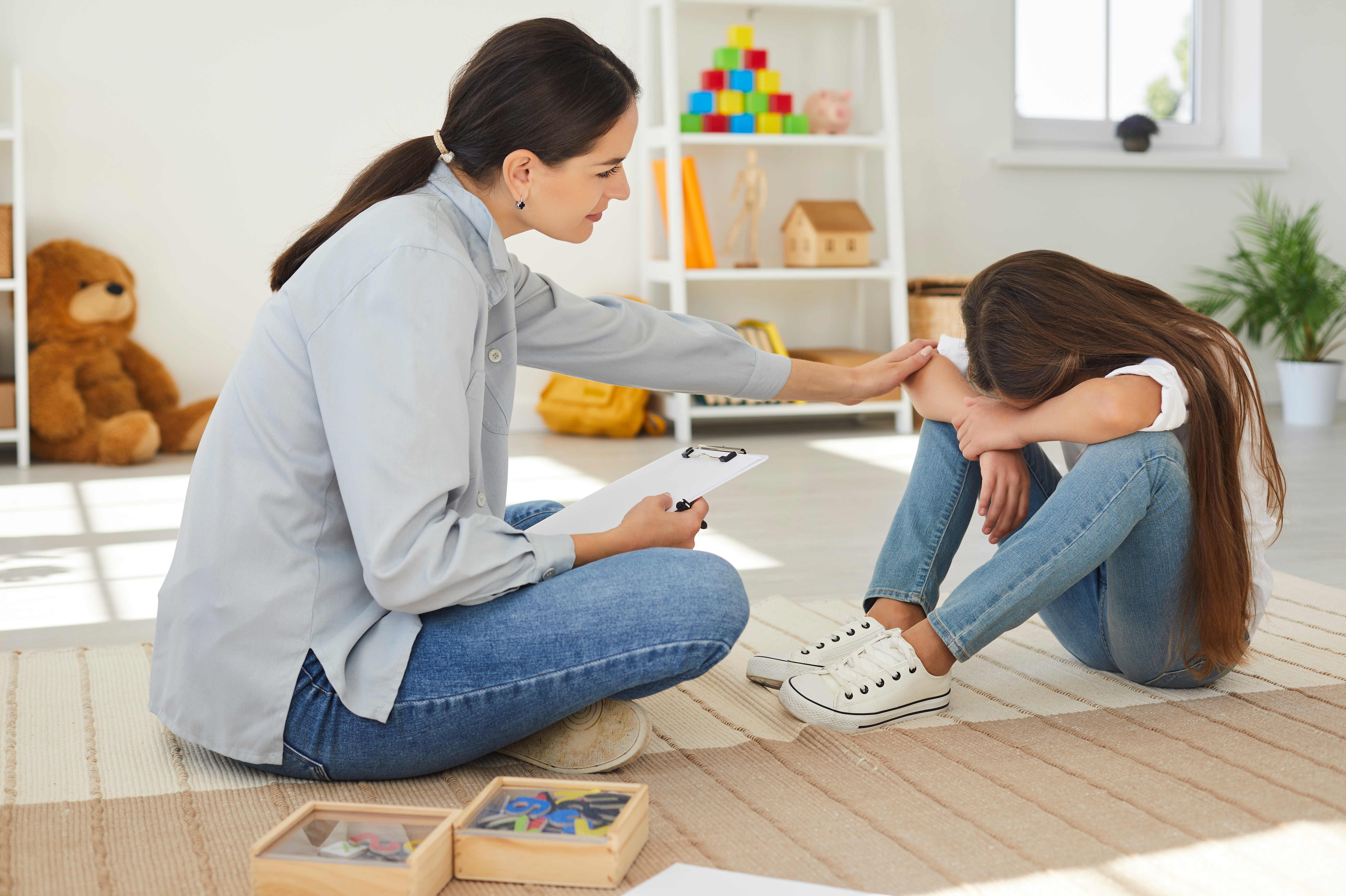 Une femme réconforte une enfant qui pleure