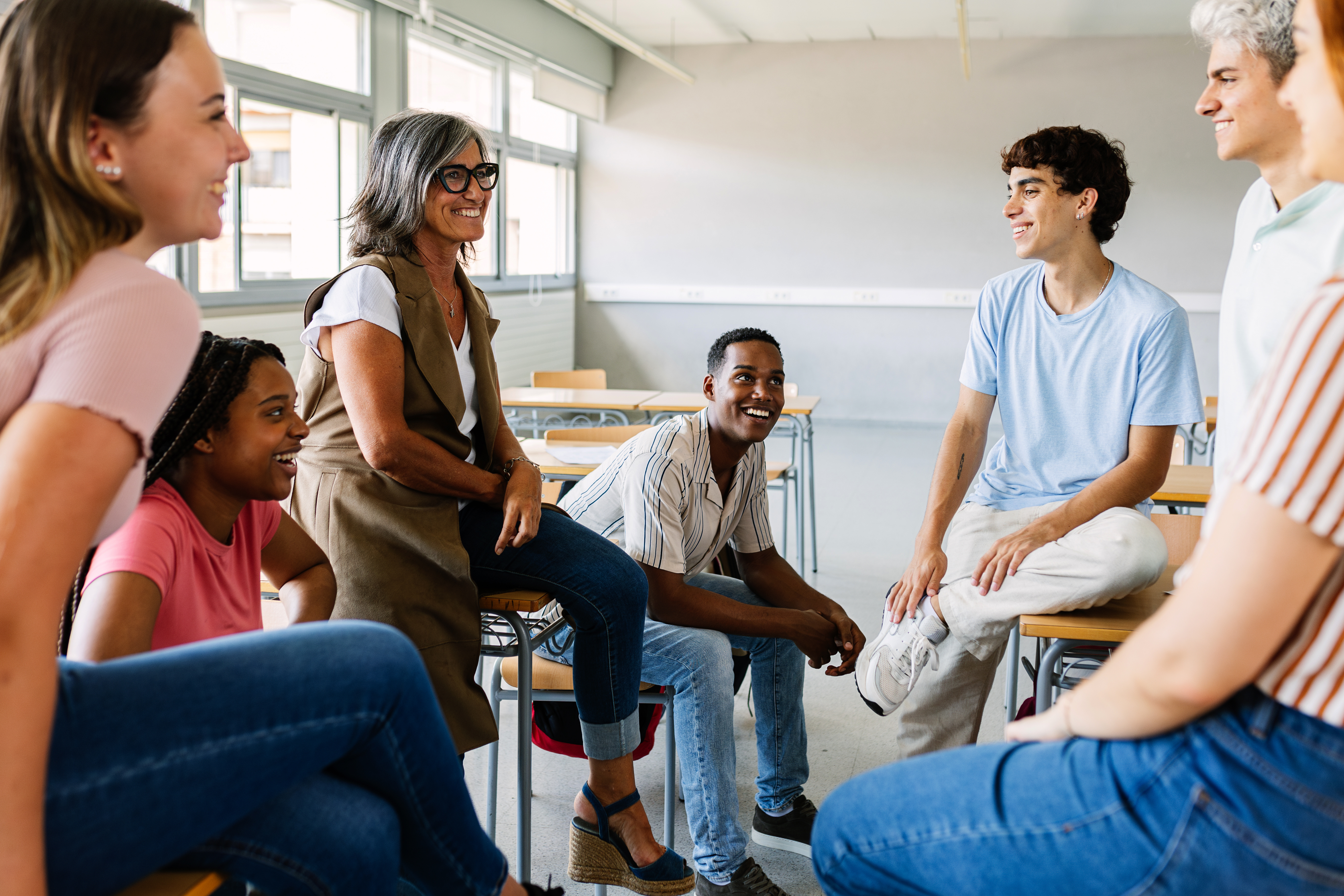 Un groupe d'adolescents discute autour d'un adulte